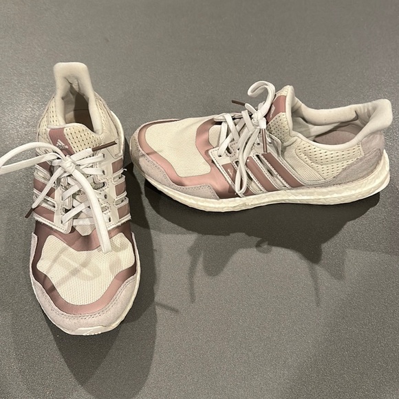 BGUC Women’s Ultra Boost size 7 - Picture 1 of 3